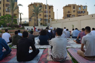 Kahire, Mısır, 2 Mayıs 2022: Mısır 'daki Müslümanlar, pandemik yasak sona erdikten sonra cami yakınlarındaki açık hava sahasında Kurban Bayramı dini ayinleri düzenledi, İslami kahvaltı duaları ve kutlamalar yapıldı