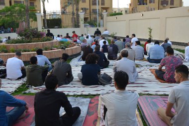 Kahire, Mısır, 2 Mayıs 2022: Mısır 'daki Müslümanlar, pandemik yasak sona erdikten sonra cami yakınlarındaki açık hava sahasında Kurban Bayramı dini ayinleri düzenledi, İslami kahvaltı duaları ve kutlamalar yapıldı