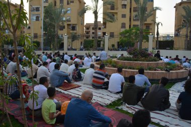 Kahire, Mısır, 2 Mayıs 2022: Mısır 'daki Müslümanlar, pandemik yasak sona erdikten sonra cami yakınlarındaki açık hava sahasında Kurban Bayramı dini ayinleri düzenledi, İslami kahvaltı duaları ve kutlamalar yapıldı