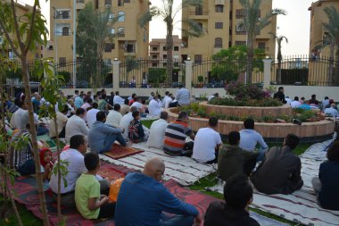 Kahire, Mısır, 2 Mayıs 2022: Mısır 'daki Müslümanlar, pandemik yasak sona erdikten sonra cami yakınlarındaki açık hava sahasında Kurban Bayramı dini ayinleri düzenledi, İslami kahvaltı duaları ve kutlamalar yapıldı