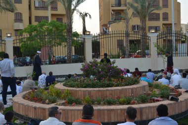 Kahire, Mısır, 2 Mayıs 2022: Mısır 'daki Müslümanlar, pandemik yasak sona erdikten sonra cami yakınlarındaki açık hava sahasında Kurban Bayramı dini ayinleri düzenledi, İslami kahvaltı duaları ve kutlamalar yapıldı