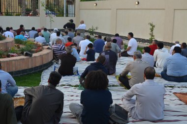 Kahire, Mısır, 2 Mayıs 2022: Mısır 'daki Müslümanlar, pandemik yasak sona erdikten sonra cami yakınlarındaki açık hava sahasında Kurban Bayramı dini ayinleri düzenledi, İslami kahvaltı duaları ve kutlamalar yapıldı