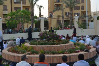 Kahire, Mısır, 2 Mayıs 2022: Mısır 'daki Müslümanlar, pandemik yasak sona erdikten sonra cami yakınlarındaki açık hava sahasında Kurban Bayramı dini ayinleri düzenledi, İslami kahvaltı duaları ve kutlamalar yapıldı