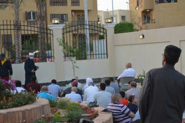 Kahire, Mısır, 2 Mayıs 2022: Mısır 'daki Müslümanlar, pandemik yasak sona erdikten sonra cami yakınlarındaki açık hava sahasında Kurban Bayramı dini ayinleri düzenledi, İslami kahvaltı duaları ve kutlamalar yapıldı