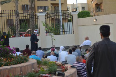 Kahire, Mısır, 2 Mayıs 2022: Mısır 'daki Müslümanlar, pandemik yasak sona erdikten sonra cami yakınlarındaki açık hava sahasında Kurban Bayramı dini ayinleri düzenledi, İslami kahvaltı duaları ve kutlamalar yapıldı