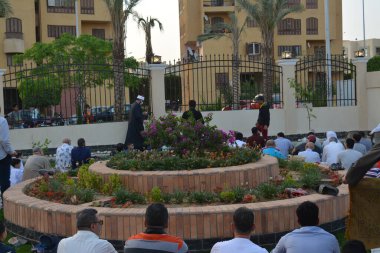 Kahire, Mısır, 2 Mayıs 2022: Mısır 'daki Müslümanlar, pandemik yasak sona erdikten sonra cami yakınlarındaki açık hava sahasında Kurban Bayramı dini ayinleri düzenledi, İslami kahvaltı duaları ve kutlamalar yapıldı