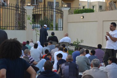 Kahire, Mısır, 2 Mayıs 2022: Mısır 'daki Müslümanlar, pandemik yasak sona erdikten sonra cami yakınlarındaki açık hava sahasında Kurban Bayramı dini ayinleri düzenledi, İslami kahvaltı duaları ve kutlamalar yapıldı