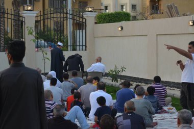 Kahire, Mısır, 2 Mayıs 2022: Mısır 'daki Müslümanlar, pandemik yasak sona erdikten sonra cami yakınlarındaki açık hava sahasında Kurban Bayramı dini ayinleri düzenledi, İslami kahvaltı duaları ve kutlamalar yapıldı