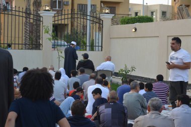 Kahire, Mısır, 2 Mayıs 2022: Mısır 'daki Müslümanlar, pandemik yasak sona erdikten sonra cami yakınlarındaki açık hava sahasında Kurban Bayramı dini ayinleri düzenledi, İslami kahvaltı duaları ve kutlamalar yapıldı