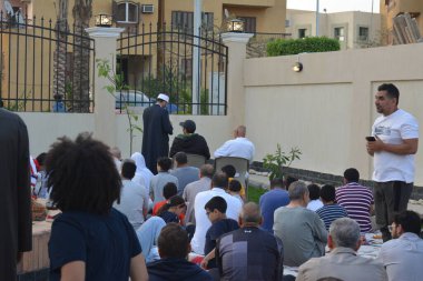 Kahire, Mısır, 2 Mayıs 2022: Mısır 'daki Müslümanlar, pandemik yasak sona erdikten sonra cami yakınlarındaki açık hava sahasında Kurban Bayramı dini ayinleri düzenledi, İslami kahvaltı duaları ve kutlamalar yapıldı
