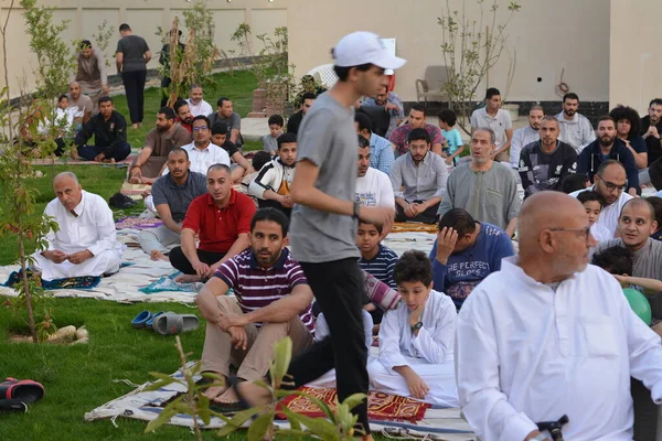 Kahire, Mısır, 2 Mayıs 2022: Mısır 'daki Müslümanlar, pandemik yasak sona erdikten sonra cami yakınlarındaki açık hava sahasında Kurban Bayramı dini ayinleri düzenledi, İslami kahvaltı duaları ve kutlamalar yapıldı