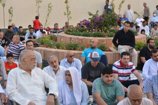 Kahire, Mısır, 2 Mayıs 2022: Mısır 'daki Müslümanlar, pandemik yasak sona erdikten sonra cami yakınlarındaki açık hava sahasında Kurban Bayramı dini ayinleri düzenledi, İslami kahvaltı duaları ve kutlamalar yapıldı