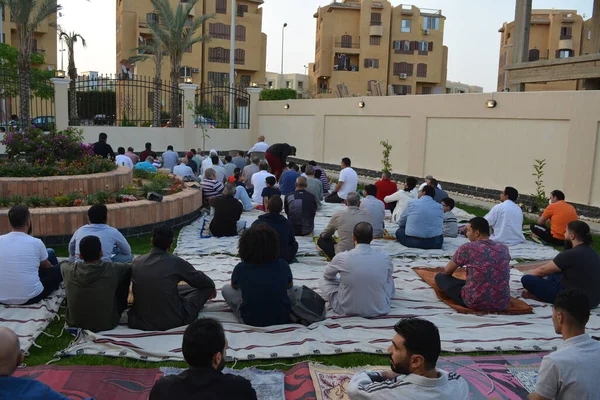 Kahire, Mısır, 2 Mayıs 2022: Mısır 'daki Müslümanlar, pandemik yasak sona erdikten sonra cami yakınlarındaki açık hava sahasında Kurban Bayramı dini ayinleri düzenledi, İslami kahvaltı duaları ve kutlamalar yapıldı