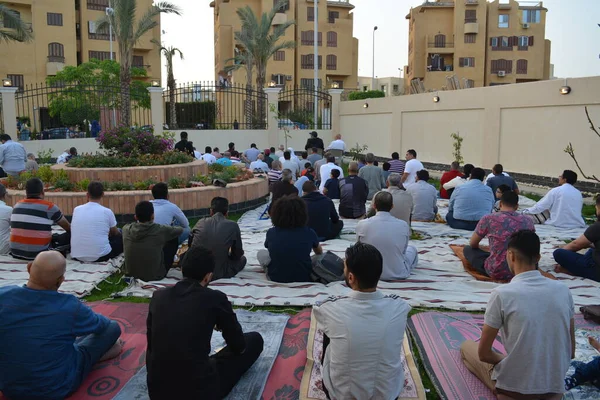 Kahire, Mısır, 2 Mayıs 2022: Mısır 'daki Müslümanlar, pandemik yasak sona erdikten sonra cami yakınlarındaki açık hava sahasında Kurban Bayramı dini ayinleri düzenledi, İslami kahvaltı duaları ve kutlamalar yapıldı