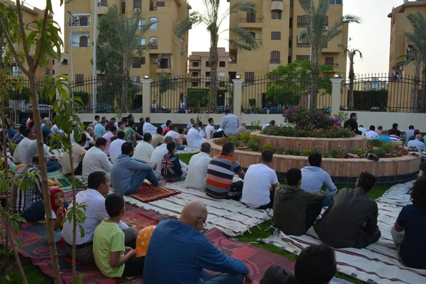 Kahire, Mısır, 2 Mayıs 2022: Mısır 'daki Müslümanlar, pandemik yasak sona erdikten sonra cami yakınlarındaki açık hava sahasında Kurban Bayramı dini ayinleri düzenledi, İslami kahvaltı duaları ve kutlamalar yapıldı