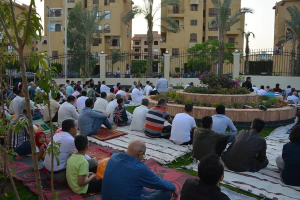 Kahire, Mısır, 2 Mayıs 2022: Mısır 'daki Müslümanlar, pandemik yasak sona erdikten sonra cami yakınlarındaki açık hava sahasında Kurban Bayramı dini ayinleri düzenledi, İslami kahvaltı duaları ve kutlamalar yapıldı