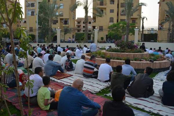 Kahire, Mısır, 2 Mayıs 2022: Mısır 'daki Müslümanlar, pandemik yasak sona erdikten sonra cami yakınlarındaki açık hava sahasında Kurban Bayramı dini ayinleri düzenledi, İslami kahvaltı duaları ve kutlamalar yapıldı