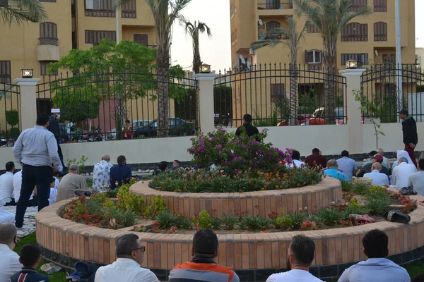 Kahire, Mısır, 2 Mayıs 2022: Mısır 'daki Müslümanlar, pandemik yasak sona erdikten sonra cami yakınlarındaki açık hava sahasında Kurban Bayramı dini ayinleri düzenledi, İslami kahvaltı duaları ve kutlamalar yapıldı