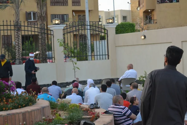 Kahire, Mısır, 2 Mayıs 2022: Mısır 'daki Müslümanlar, pandemik yasak sona erdikten sonra cami yakınlarındaki açık hava sahasında Kurban Bayramı dini ayinleri düzenledi, İslami kahvaltı duaları ve kutlamalar yapıldı