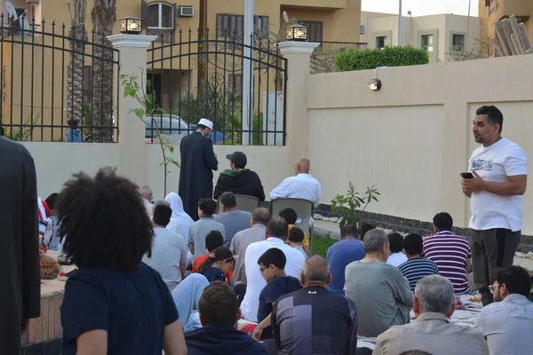 Kahire, Mısır, 2 Mayıs 2022: Mısır 'daki Müslümanlar, pandemik yasak sona erdikten sonra cami yakınlarındaki açık hava sahasında Kurban Bayramı dini ayinleri düzenledi, İslami kahvaltı duaları ve kutlamalar yapıldı