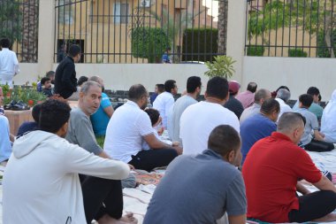 Kahire, Mısır, 2 Mayıs 2022: Mısır 'daki Müslümanlar, pandemik yasak sona erdikten sonra cami yakınlarındaki açık hava sahasında Kurban Bayramı dini ayinleri düzenledi, İslami kahvaltı duaları ve kutlamalar yapıldı