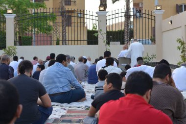 Kahire, Mısır, 2 Mayıs 2022: Mısır 'daki Müslümanlar, pandemik yasak sona erdikten sonra cami yakınlarındaki açık hava sahasında Kurban Bayramı dini ayinleri düzenledi, İslami kahvaltı duaları ve kutlamalar yapıldı