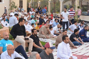 Kahire, Mısır, 2 Mayıs 2022: Mısır 'daki Müslümanlar, pandemik yasak sona erdikten sonra cami yakınlarındaki açık hava sahasında Kurban Bayramı dini ayinleri düzenledi, İslami kahvaltı duaları ve kutlamalar yapıldı