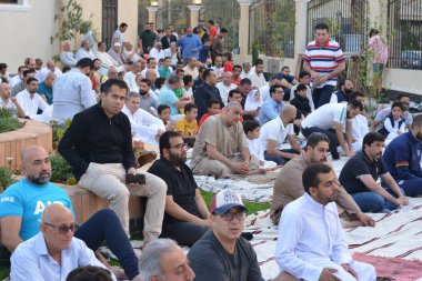 Kahire, Mısır, 2 Mayıs 2022: Mısır 'daki Müslümanlar, pandemik yasak sona erdikten sonra cami yakınlarındaki açık hava sahasında Kurban Bayramı dini ayinleri düzenledi, İslami kahvaltı duaları ve kutlamalar yapıldı