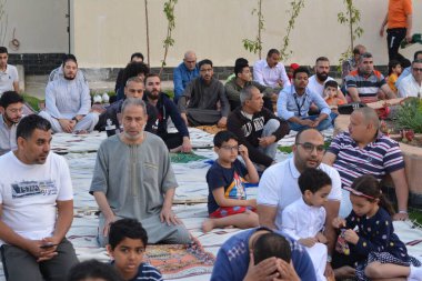 Kahire, Mısır, 2 Mayıs 2022: Mısır 'daki Müslümanlar, pandemik yasak sona erdikten sonra cami yakınlarındaki açık hava sahasında Kurban Bayramı dini ayinleri düzenledi, İslami kahvaltı duaları ve kutlamalar yapıldı