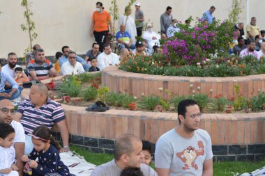 Kahire, Mısır, 2 Mayıs 2022: Mısır 'daki Müslümanlar, pandemik yasak sona erdikten sonra cami yakınlarındaki açık hava sahasında Kurban Bayramı dini ayinleri düzenledi, İslami kahvaltı duaları ve kutlamalar yapıldı