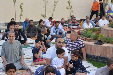 Kahire, Mısır, 2 Mayıs 2022: Mısır 'daki Müslümanlar, pandemik yasak sona erdikten sonra cami yakınlarındaki açık hava sahasında Kurban Bayramı dini ayinleri düzenledi, İslami kahvaltı duaları ve kutlamalar yapıldı