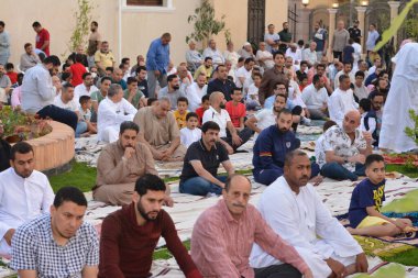 Kahire, Mısır, 2 Mayıs 2022: Mısır 'daki Müslümanlar, pandemik yasak sona erdikten sonra cami yakınlarındaki açık hava sahasında Kurban Bayramı dini ayinleri düzenledi, İslami kahvaltı duaları ve kutlamalar yapıldı