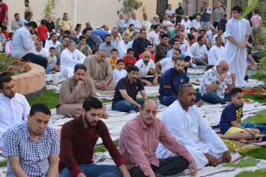 Kahire, Mısır, 2 Mayıs 2022: Mısır 'daki Müslümanlar, pandemik yasak sona erdikten sonra cami yakınlarındaki açık hava sahasında Kurban Bayramı dini ayinleri düzenledi, İslami kahvaltı duaları ve kutlamalar yapıldı