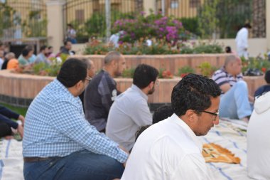Kahire, Mısır, 2 Mayıs 2022: Mısır 'daki Müslümanlar, pandemik yasak sona erdikten sonra cami yakınlarındaki açık hava sahasında Kurban Bayramı dini ayinleri düzenledi, İslami kahvaltı duaları ve kutlamalar yapıldı