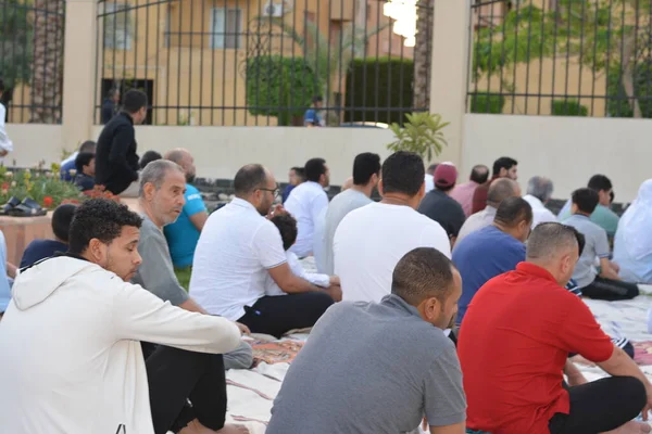 Kahire, Mısır, 2 Mayıs 2022: Mısır 'daki Müslümanlar, pandemik yasak sona erdikten sonra cami yakınlarındaki açık hava sahasında Kurban Bayramı dini ayinleri düzenledi, İslami kahvaltı duaları ve kutlamalar yapıldı