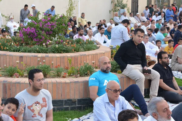 Kahire, Mısır, 2 Mayıs 2022: Mısır 'daki Müslümanlar, pandemik yasak sona erdikten sonra cami yakınlarındaki açık hava sahasında Kurban Bayramı dini ayinleri düzenledi, İslami kahvaltı duaları ve kutlamalar yapıldı