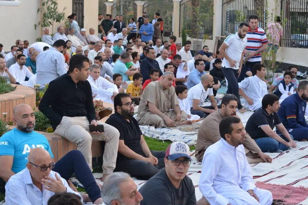 Kahire, Mısır, 2 Mayıs 2022: Mısır 'daki Müslümanlar, pandemik yasak sona erdikten sonra cami yakınlarındaki açık hava sahasında Kurban Bayramı dini ayinleri düzenledi, İslami kahvaltı duaları ve kutlamalar yapıldı