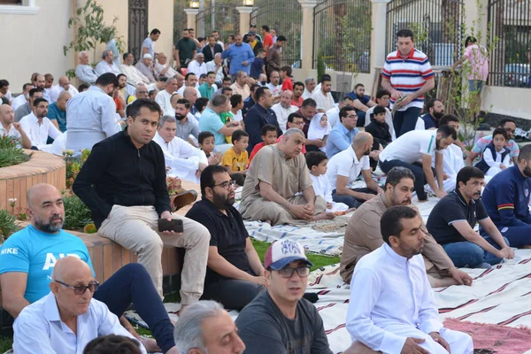 Kahire, Mısır, 2 Mayıs 2022: Mısır 'daki Müslümanlar, pandemik yasak sona erdikten sonra cami yakınlarındaki açık hava sahasında Kurban Bayramı dini ayinleri düzenledi, İslami kahvaltı duaları ve kutlamalar yapıldı