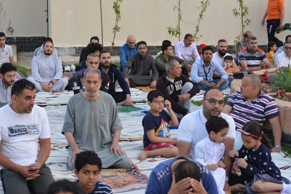 Kahire, Mısır, 2 Mayıs 2022: Mısır 'daki Müslümanlar, pandemik yasak sona erdikten sonra cami yakınlarındaki açık hava sahasında Kurban Bayramı dini ayinleri düzenledi, İslami kahvaltı duaları ve kutlamalar yapıldı