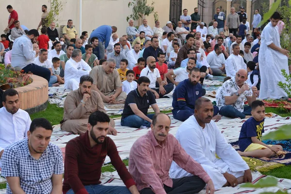 Kahire, Mısır, 2 Mayıs 2022: Mısır 'daki Müslümanlar, pandemik yasak sona erdikten sonra cami yakınlarındaki açık hava sahasında Kurban Bayramı dini ayinleri düzenledi, İslami kahvaltı duaları ve kutlamalar yapıldı