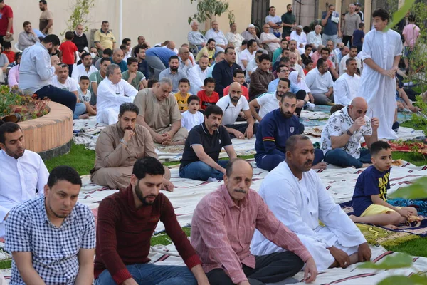 Kahire, Mısır, 2 Mayıs 2022: Mısır 'daki Müslümanlar, pandemik yasak sona erdikten sonra cami yakınlarındaki açık hava sahasında Kurban Bayramı dini ayinleri düzenledi, İslami kahvaltı duaları ve kutlamalar yapıldı