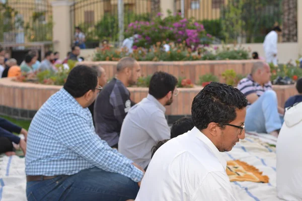 Kahire, Mısır, 2 Mayıs 2022: Mısır 'daki Müslümanlar, pandemik yasak sona erdikten sonra cami yakınlarındaki açık hava sahasında Kurban Bayramı dini ayinleri düzenledi, İslami kahvaltı duaları ve kutlamalar yapıldı