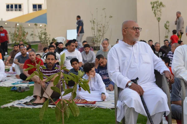 Kahire, Mısır, 2 Mayıs 2022: Mısır 'daki Müslümanlar, pandemik yasak sona erdikten sonra cami yakınlarındaki açık hava sahasında Kurban Bayramı dini ayinleri düzenledi, İslami kahvaltı duaları ve kutlamalar yapıldı