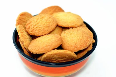 El-Fitr bayramını kutlamak için bir tabak geleneksel Arap kurabiyesi, Hindistan cevizli Mısır bisküvileri, beyaz arka planda izole edilmiş lezzetli İslami ziyafet fırını.