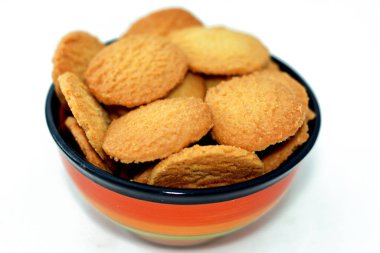 El-Fitr bayramını kutlamak için bir tabak geleneksel Arap kurabiyesi, Hindistan cevizli Mısır bisküvileri, beyaz arka planda izole edilmiş lezzetli İslami ziyafet fırını.