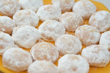 El-Fitr bayramını kutlamak için geleneksel Arap kurabiyeleri, pudra şekeri, fındık ve fındık dolması ve siyah üzerine izole edilmiş Malban kahvesi.