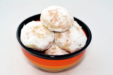 El-Fitr bayramını kutlamak için bir tabak geleneksel Arap kurabiyesi, Mısır kahvesi pudra şekeri, fındık ve fındık dolması ve beyaz üzerine izole edilmiş Malban.