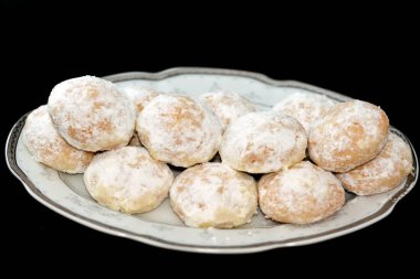 Geleneksel Arap kurabiyeleri El-Fitr bayramını kutlamak için, Mısır kahvesi pudra şekeri, fındık ve fındık dolması ve oval servis tabağında Malban ile kaplı.