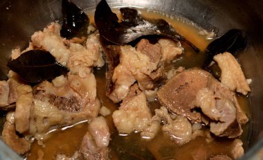 Doğranmış et parçaları sıcak buharda pişirilmiş soğan dilimleri, tuz ve karabiber, defne ve kakule, seçici et parçaları pişiriliyor, et tarifi Mısır usulü yapılıyor.