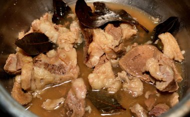 Doğranmış et parçaları sıcak buharda pişirilmiş soğan dilimleri, tuz ve karabiber, defne ve kakule, seçici et parçaları pişiriliyor, et tarifi Mısır usulü yapılıyor.